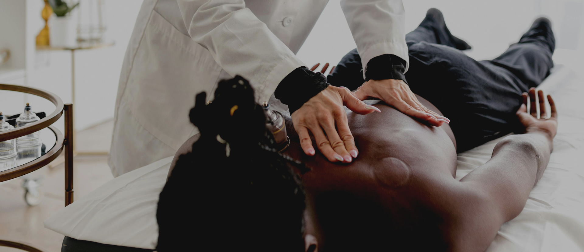 Paciente recebendo tratamento de ventosaterapia