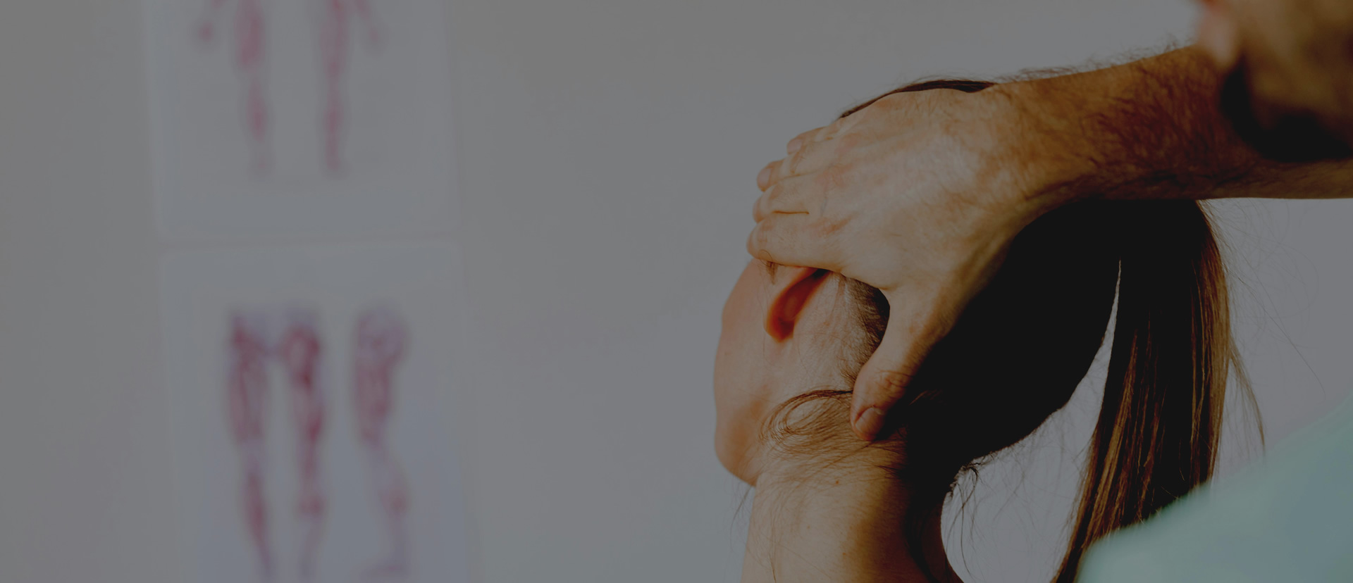 Paciente realizando alongamentos através da Fisioterapia